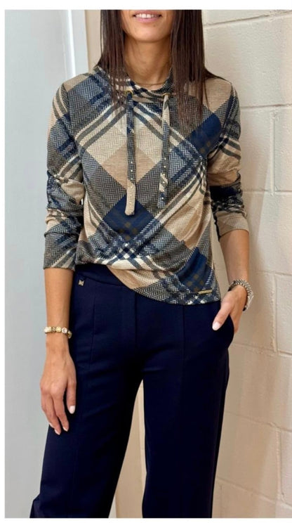 Sudadera Aitana de cuadros en azul marino y beige, con cuello de cordones