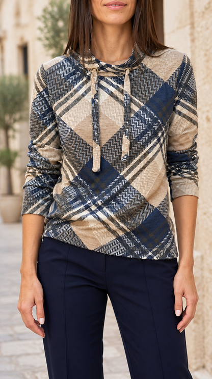 Sudadera Aitana de cuadros, detalle del cuello y estampado