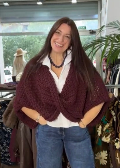 Poncho cruzado burdeos